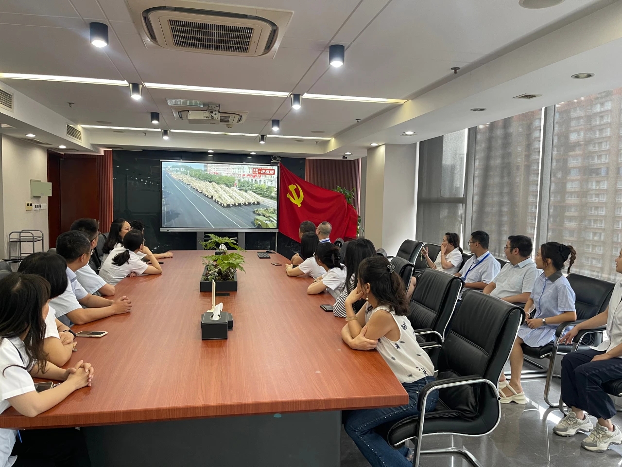 阅兵观礼激斗志 爱国热情燃心中 _ 成都衡泰以最庄严的方式向祖国致敬